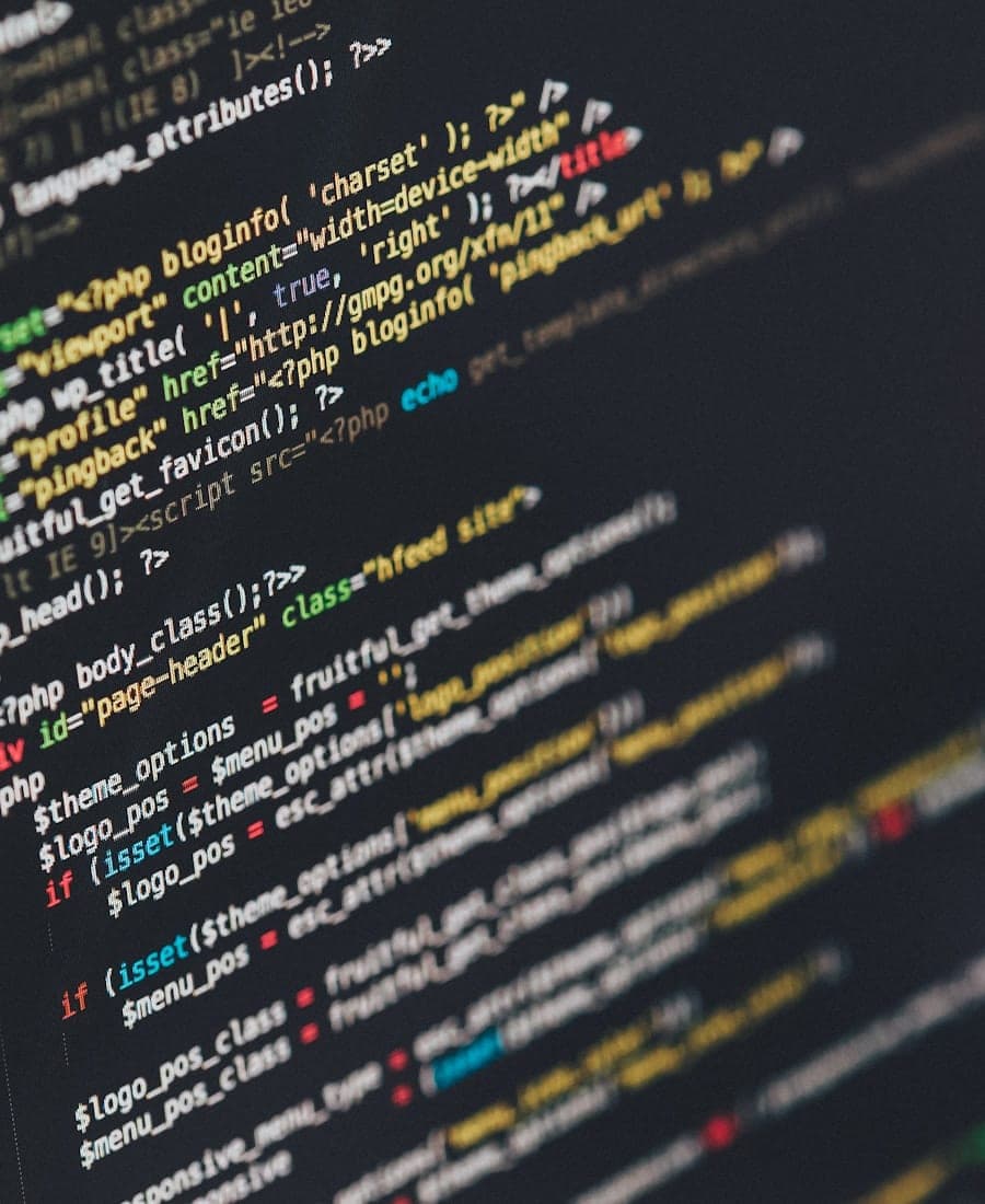 Formation développeur web — devenir développeur web Développeur web en formation devant son écran de code