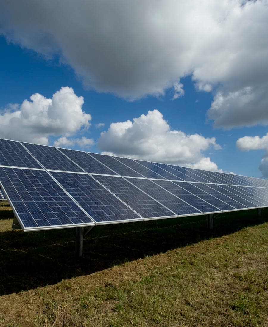 Formation installateur photovoltaïque — pose de panneaux solaires (QualiPV) Installateur posant des panneaux photovoltaïques sur une toiture