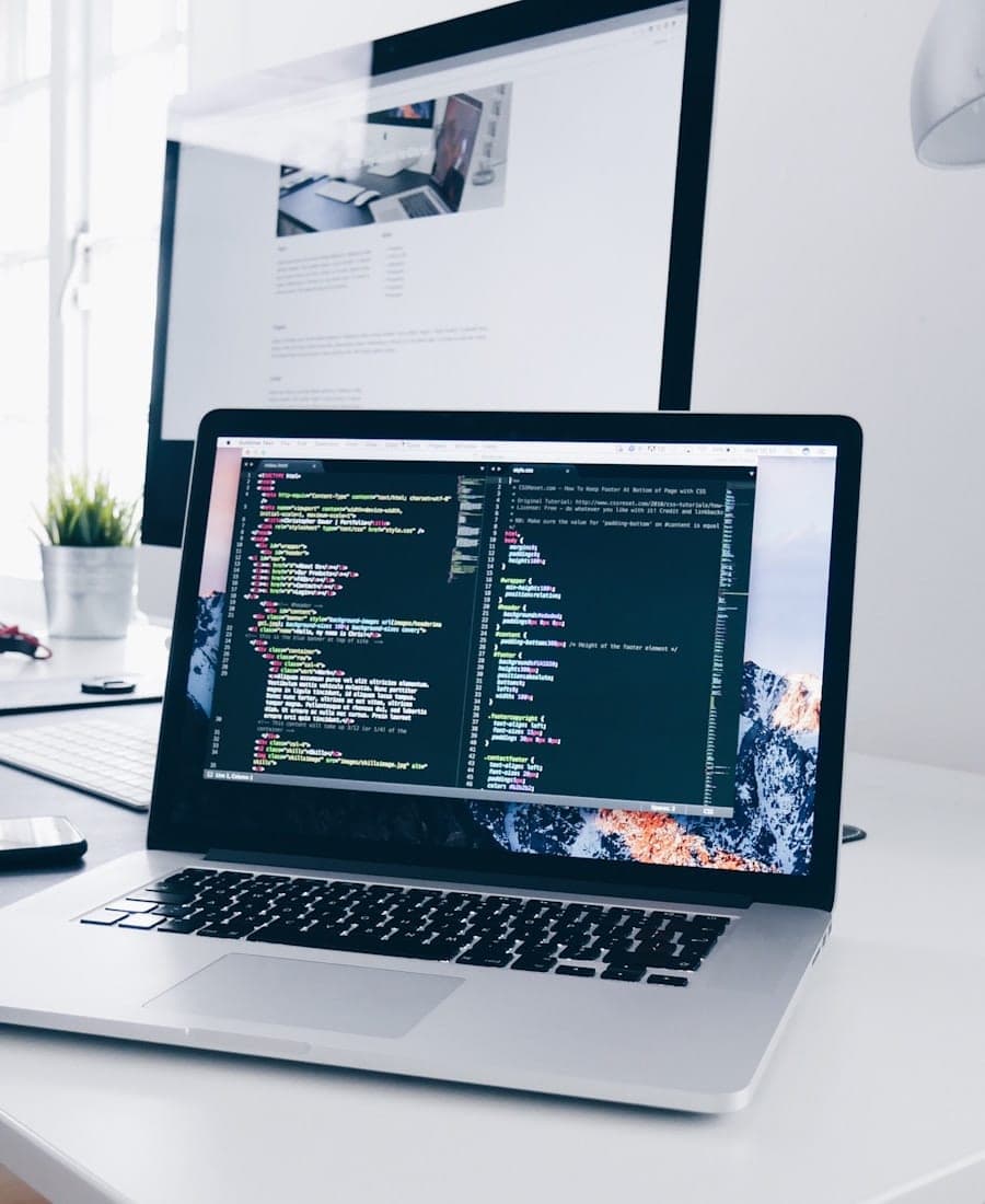 Formations tech et data — reconversion vers le numérique Écran de code illustrant les formations tech et data