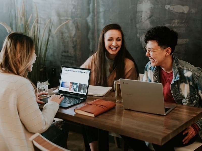 Financer sa formation professionnelle sans avancer les frais Groupe d’apprenants en formation professionnelle financée par Umanity