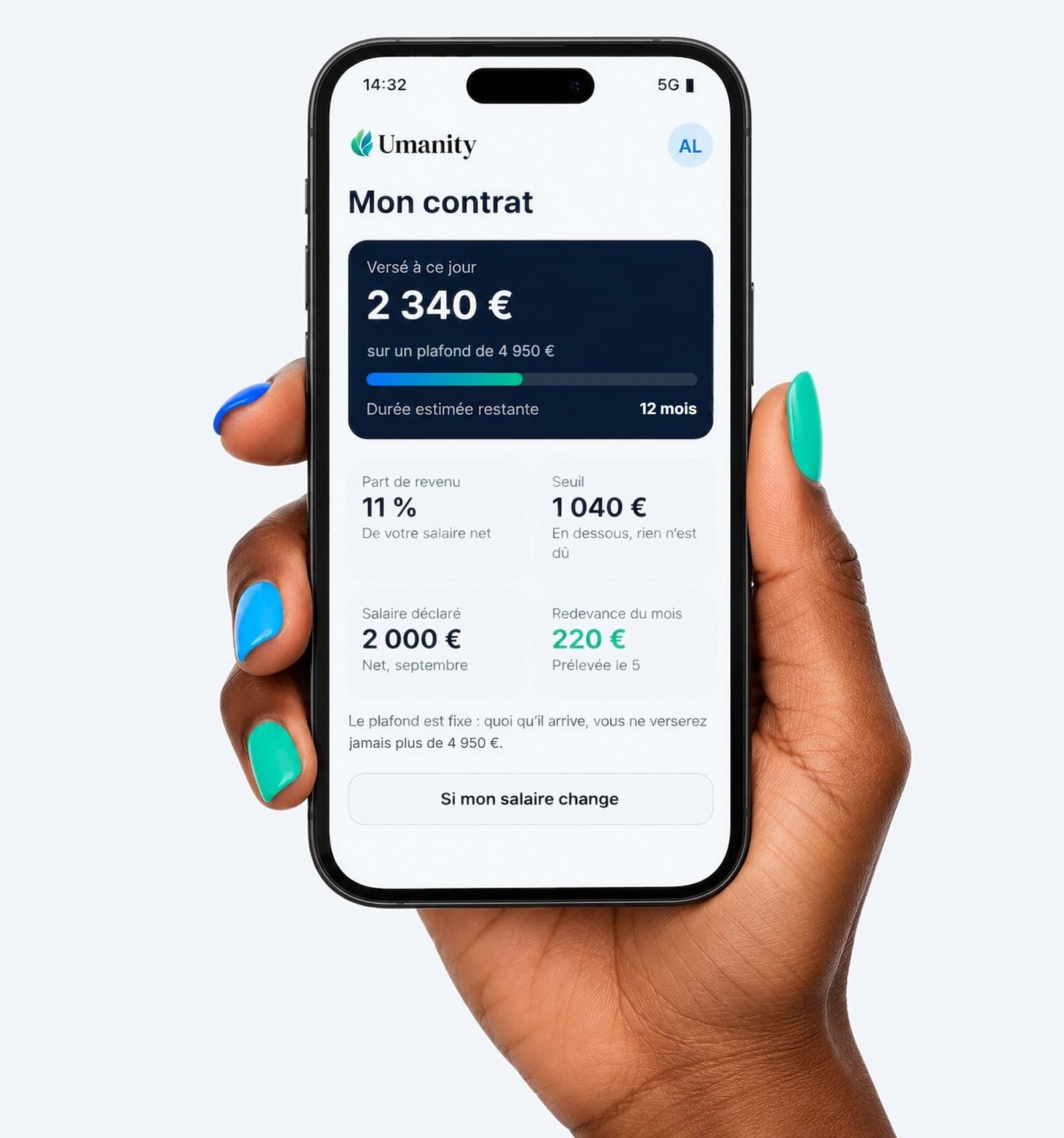 Une main tient un téléphone ouvert sur l'espace apprenant Umanity : la formation, la recherche d'emploi, le contrat une fois en poste, puis le bilan